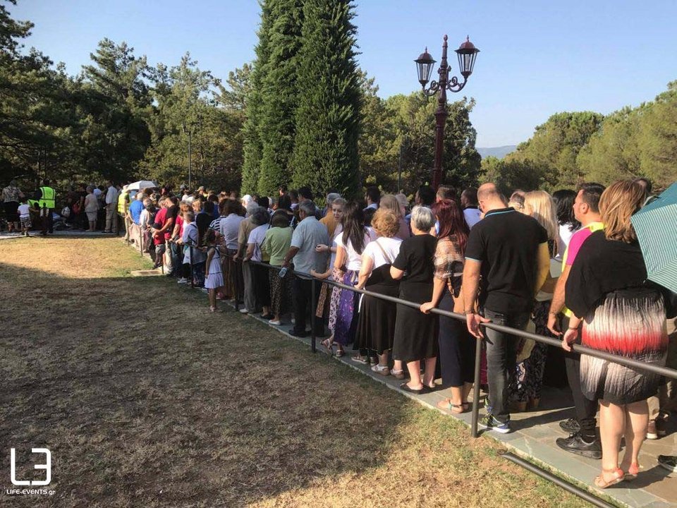 Χιλιάδες πιστοί στον τάφο του Αγίου Παΐσιου στη Σουρωτή Θεσσαλονίκης [εικόνες & βίντεο] | iefimerida.gr 2
