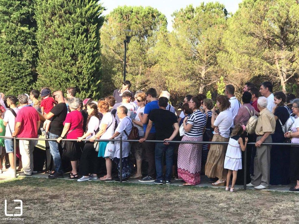 Χιλιάδες πιστοί στον τάφο του Αγίου Παΐσιου στη Σουρωτή Θεσσαλονίκης [εικόνες & βίντεο] | iefimerida.gr 1