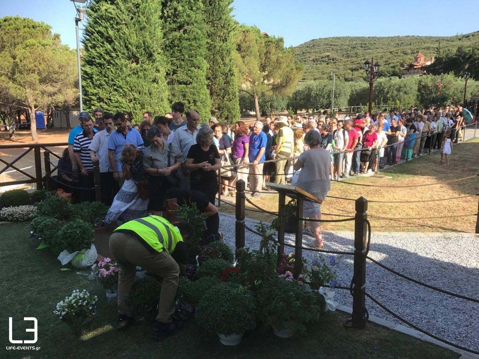 Χιλιάδες πιστοί στον τάφο του Αγίου Παΐσιου στη Σουρωτή Θεσσαλονίκης [εικόνες & βίντεο] | iefimerida.gr 0