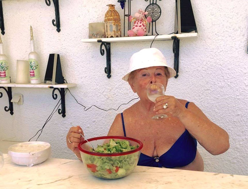 Η Βέφα Αλεξιάδου ποζάρει με το μπλε μπικίνι της [εικόνες] | iefimerida.gr 0