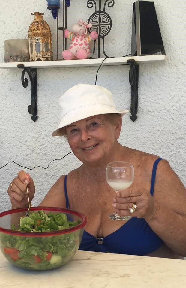 Η Βέφα Αλεξιάδου ποζάρει με το μπλε μπικίνι της [εικόνες] | iefimerida.gr 1