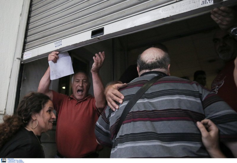 Επεισόδια στο υπ.Υγείας: Ανάπηροι και γονείς παιδιών ΑμΕΑ έσπασαν τα ρολά [εικόνες] | iefimerida.gr 1