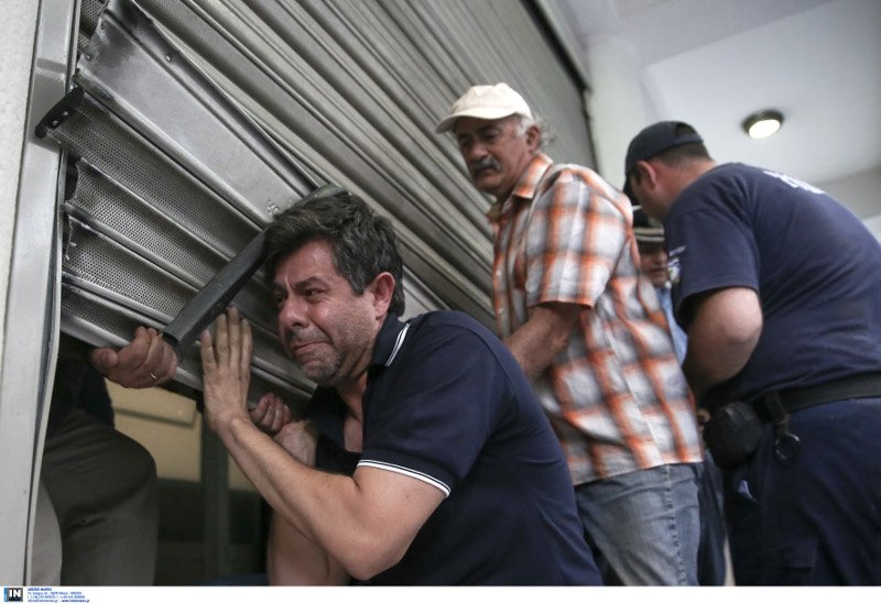 Επεισόδια στο υπ.Υγείας: Ανάπηροι και γονείς παιδιών ΑμΕΑ έσπασαν τα ρολά [εικόνες] | iefimerida.gr 4