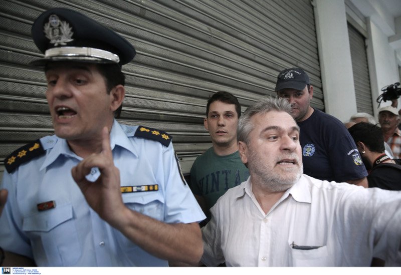 Επεισόδια στο υπ.Υγείας: Ανάπηροι και γονείς παιδιών ΑμΕΑ έσπασαν τα ρολά [εικόνες] | iefimerida.gr 2