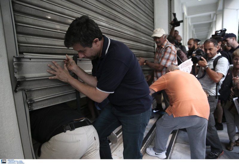 Επεισόδια στο υπ.Υγείας: Ανάπηροι και γονείς παιδιών ΑμΕΑ έσπασαν τα ρολά [εικόνες] | iefimerida.gr 3