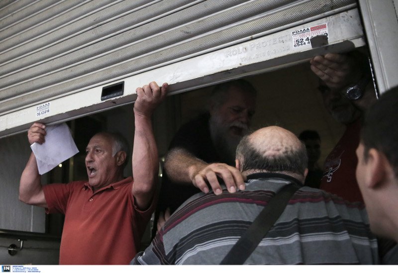 Επεισόδια στο υπ.Υγείας: Ανάπηροι και γονείς παιδιών ΑμΕΑ έσπασαν τα ρολά [εικόνες] | iefimerida.gr 0