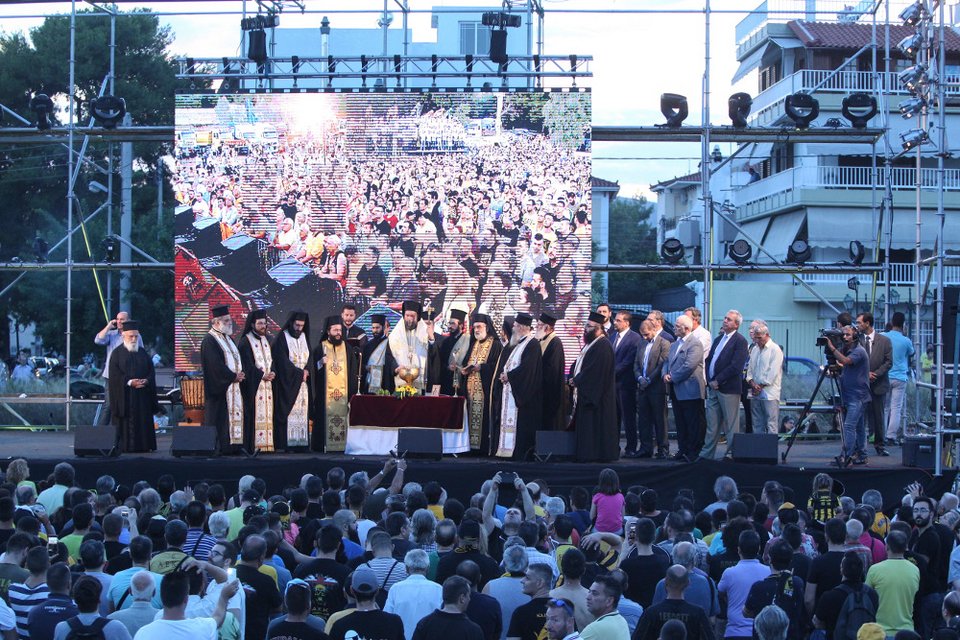 Χιλιάδες φίλοι της ΑΕΚ στον αγιασμό για το νέο γήπεδο [εικόνες] | iefimerida.gr 0