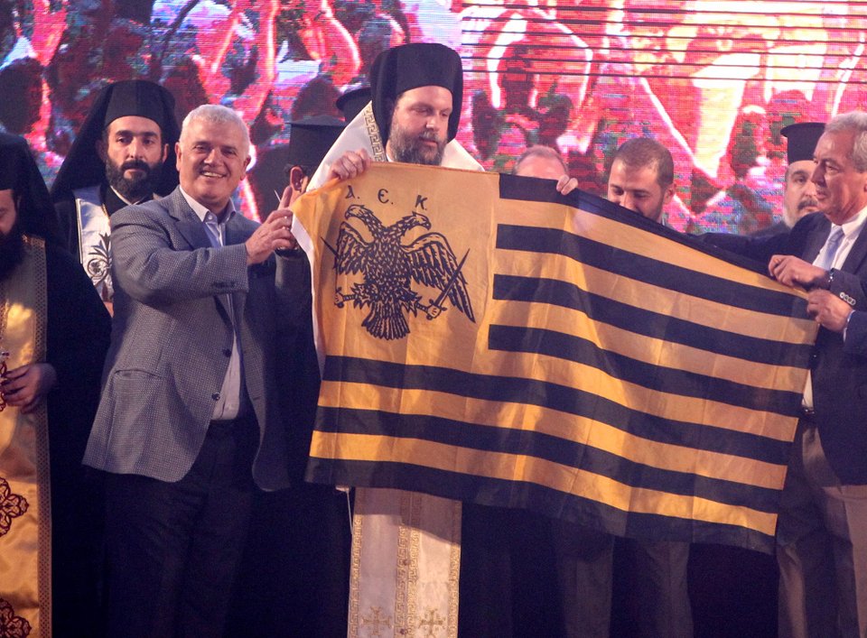 Χιλιάδες φίλοι της ΑΕΚ στον αγιασμό για το νέο γήπεδο [εικόνες] | iefimerida.gr 3