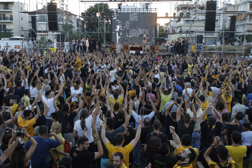 Χιλιάδες φίλοι της ΑΕΚ στον αγιασμό για το νέο γήπεδο [εικόνες] | iefimerida.gr 1
