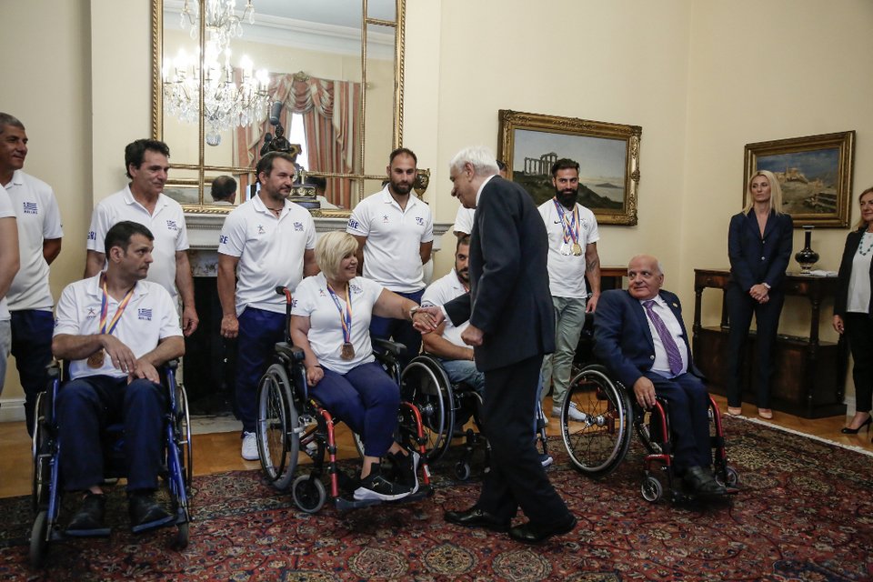 Ο Παυλόπουλος βράβευσε την Εθνική Στίβου ΑμεΑ: Δίνετε το παράδειγμα! [εικόνες]  | iefimerida.gr 0