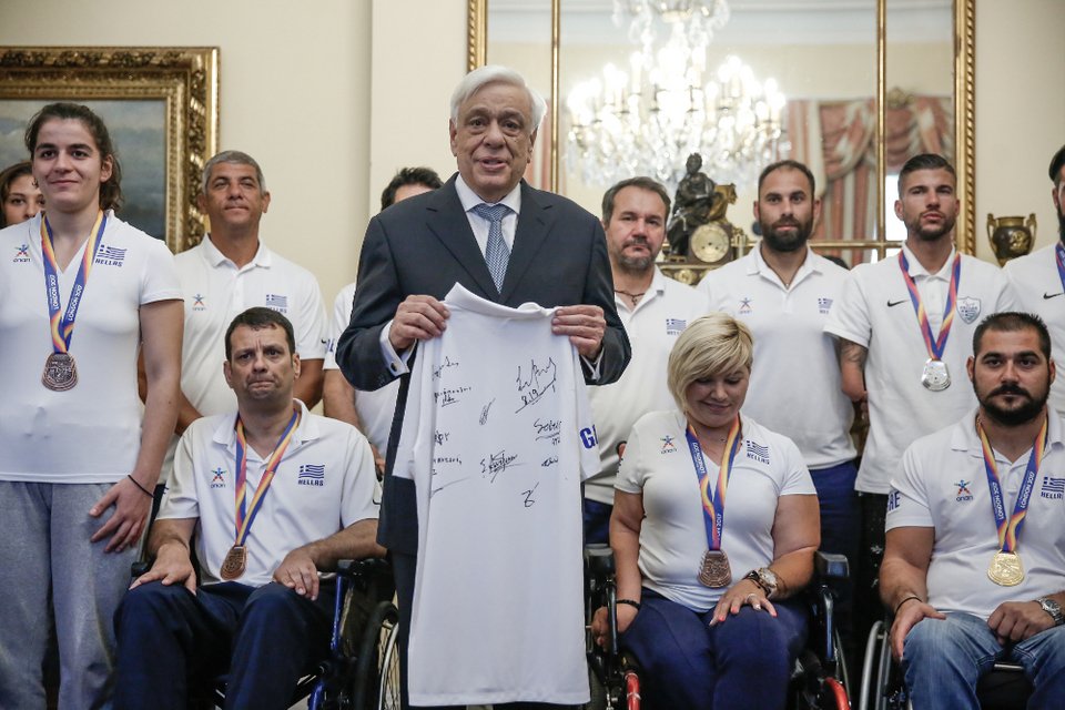 Ο Παυλόπουλος βράβευσε την Εθνική Στίβου ΑμεΑ: Δίνετε το παράδειγμα! [εικόνες]  | iefimerida.gr 4