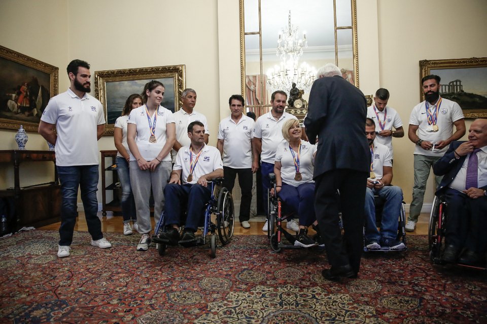 Ο Παυλόπουλος βράβευσε την Εθνική Στίβου ΑμεΑ: Δίνετε το παράδειγμα! [εικόνες]  | iefimerida.gr 1