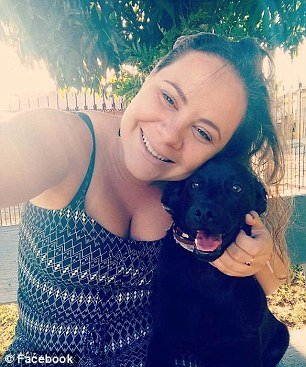 Σκυλίτσα παραδίδει μαθήματα: Εσπρωξε την κουβέρτα της κάτω από τα κάγκελα, τη μοιράστηκε με αδέσποτο [εικόνα] | iefimerida.gr 2