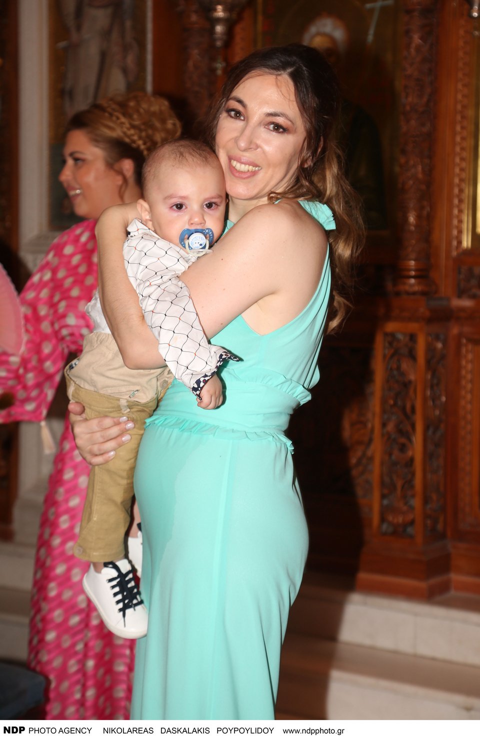 Κώστας Βουτσάς–Αλίκη Κατσαβού: Bάφτισαν το γιο τους [εικόνες & βίντεο] | iefimerida.gr 1