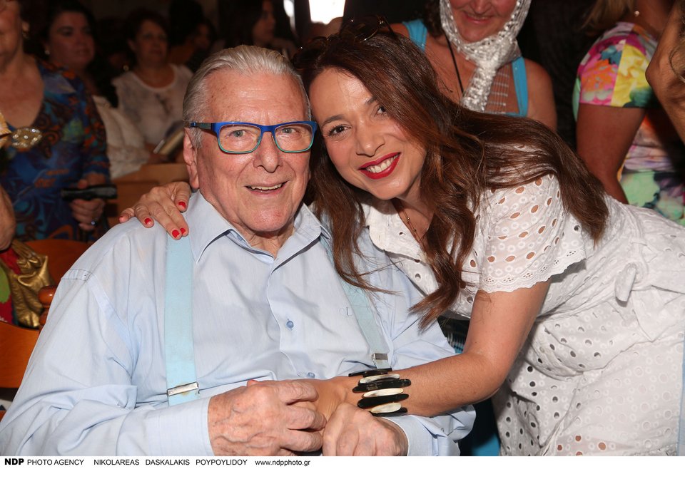 Κώστας Βουτσάς–Αλίκη Κατσαβού: Bάφτισαν το γιο τους [εικόνες & βίντεο] | iefimerida.gr 4