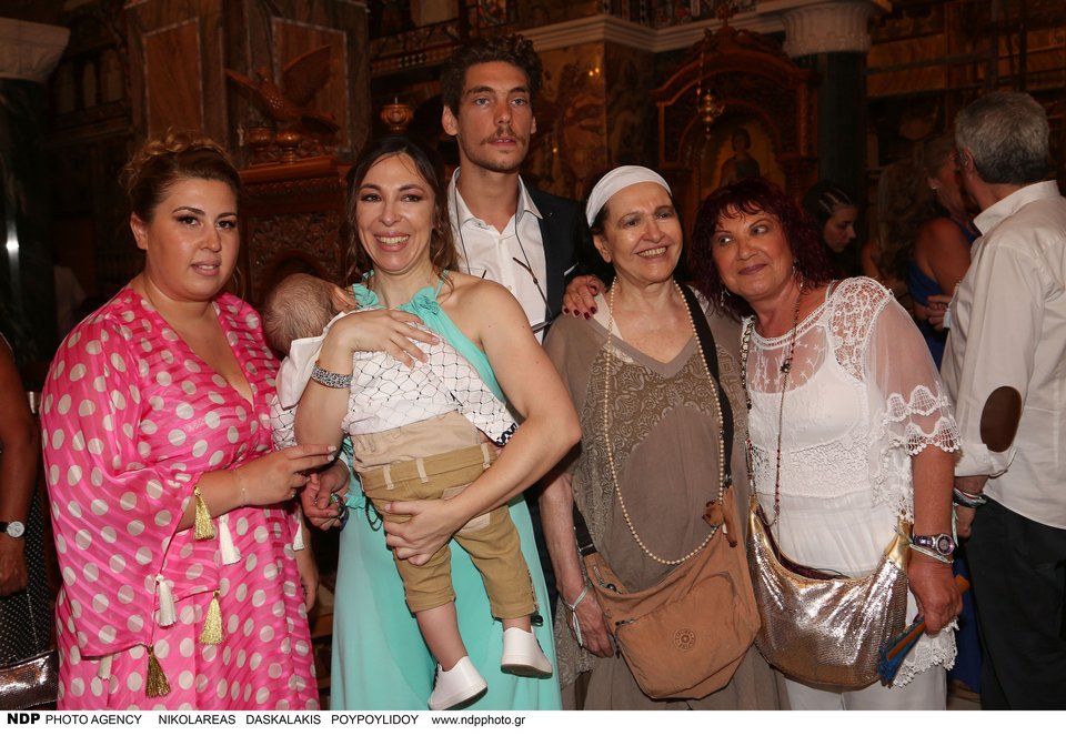 Κώστας Βουτσάς–Αλίκη Κατσαβού: Bάφτισαν το γιο τους [εικόνες & βίντεο] | iefimerida.gr 0