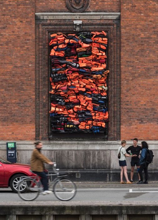 Ο Αι Γουει Γουέι εκθέτει στην Κοπεγχάγη σωσίβια από πρόσφυγες στη Λέσβο [εικόνες]  | iefimerida.gr 2