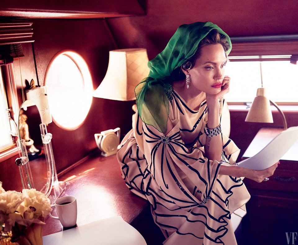 Η Τζολί μιλάει για την υγεία της: Παρέλυσε και κρέμασε το πρόσωπό της [εικόνες] | iefimerida.gr 0