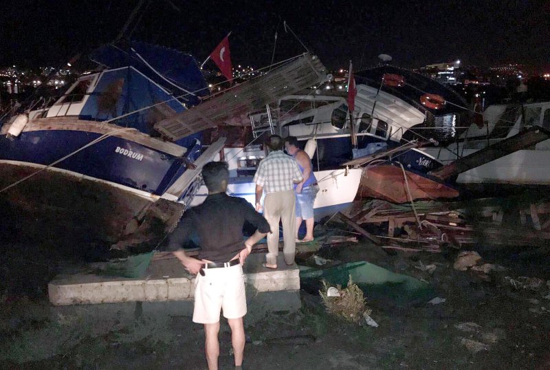 Το τσουνάμι παρέσυρε τα πάντα στην Αλικαρνασσό -Γέμισε η θάλασσα ξαπλώστρες και στρώματα [εικόνες] | iefimerida.gr 2