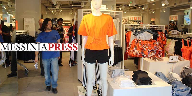 Η στιγμή που συνδικαλιστές εισβάλλουν σε κατάστημα αλυσίδας ρούχων στην Καλαμάτα [βίντεο] | iefimerida.gr 0