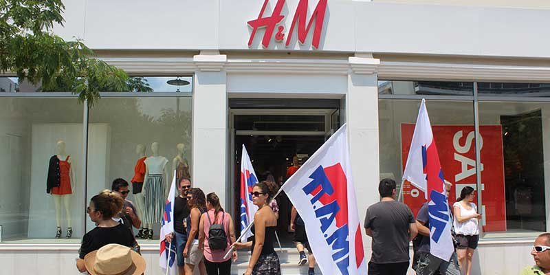 Η στιγμή που συνδικαλιστές εισβάλλουν σε κατάστημα αλυσίδας ρούχων στην Καλαμάτα [βίντεο] | iefimerida.gr 1