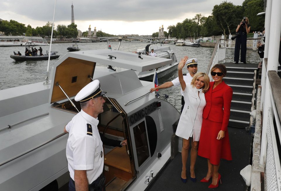 Μπριζίτ και Μελάνια «καίνε» το Παρίσι, στα κόκκινα και λευκά [εικόνες] | iefimerida.gr 6