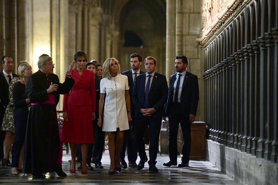 Μπριζίτ και Μελάνια «καίνε» το Παρίσι, στα κόκκινα και λευκά [εικόνες] | iefimerida.gr 8