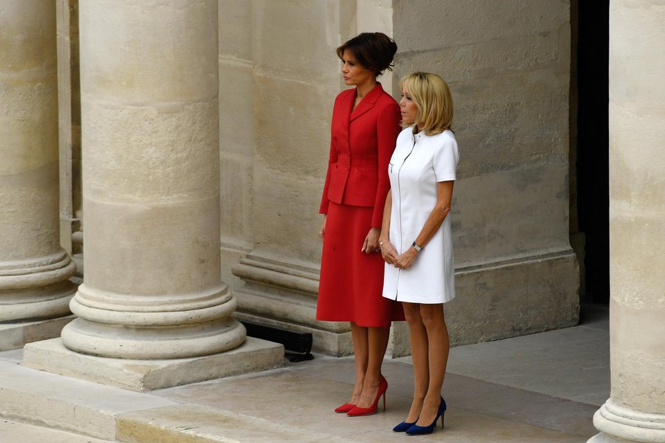 Μπριζίτ και Μελάνια «καίνε» το Παρίσι, στα κόκκινα και λευκά [εικόνες] | iefimerida.gr 2