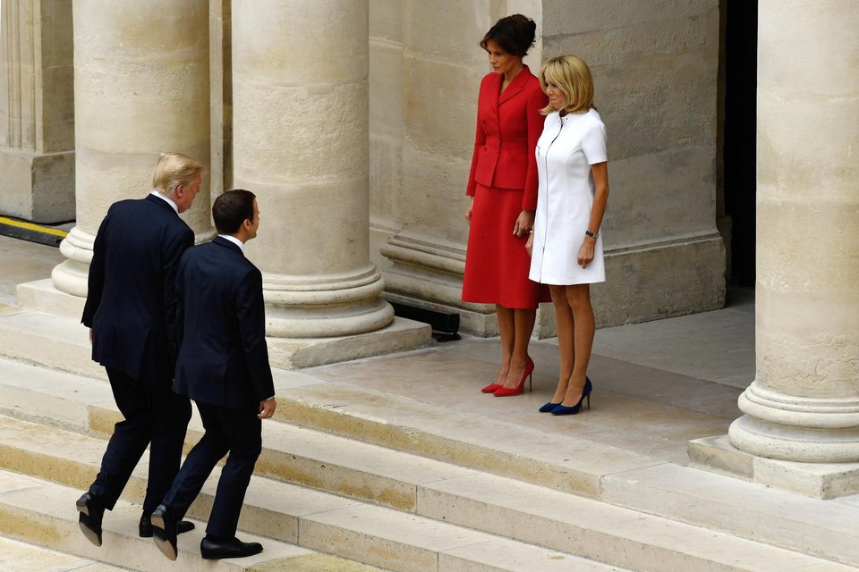 Μπριζίτ και Μελάνια «καίνε» το Παρίσι, στα κόκκινα και λευκά [εικόνες] | iefimerida.gr 3