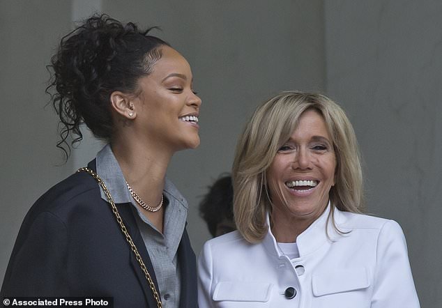 Θύελλα γιατί η Μπριζίτ Μακρόν φόρεσε τζιν στο Προεδρικό -«Μήπως είναι η θυρωρός;» [εικόνες] | iefimerida.gr 1