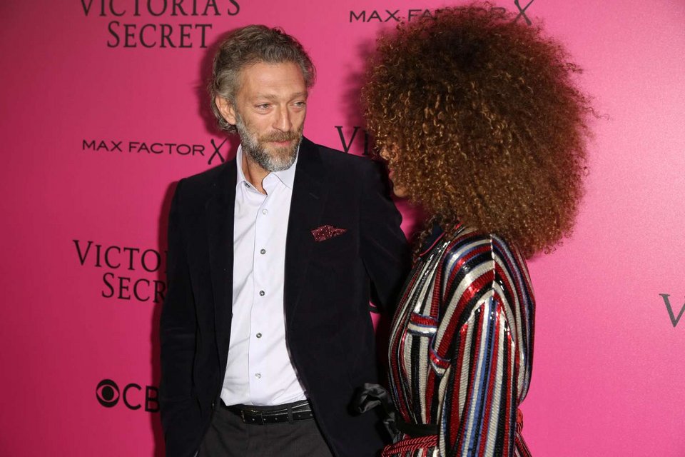 Ο Βενσάν Κασέλ στο κρεβάτι με μια μικρούλα [εικόνες] | iefimerida.gr 12