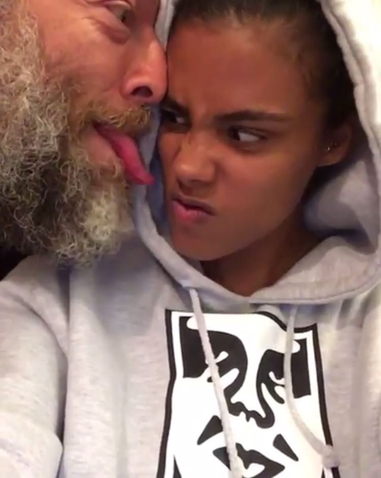 Ο Βενσάν Κασέλ στο κρεβάτι με μια μικρούλα [εικόνες] | iefimerida.gr 9