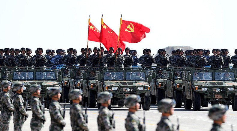 Επίδειξη δύναμης από την Κίνα: Τεράσια παρέλαση με τελευταίας τεχνολογίας οπλικά συστήματα [βίντεο] | iefimerida.gr 0