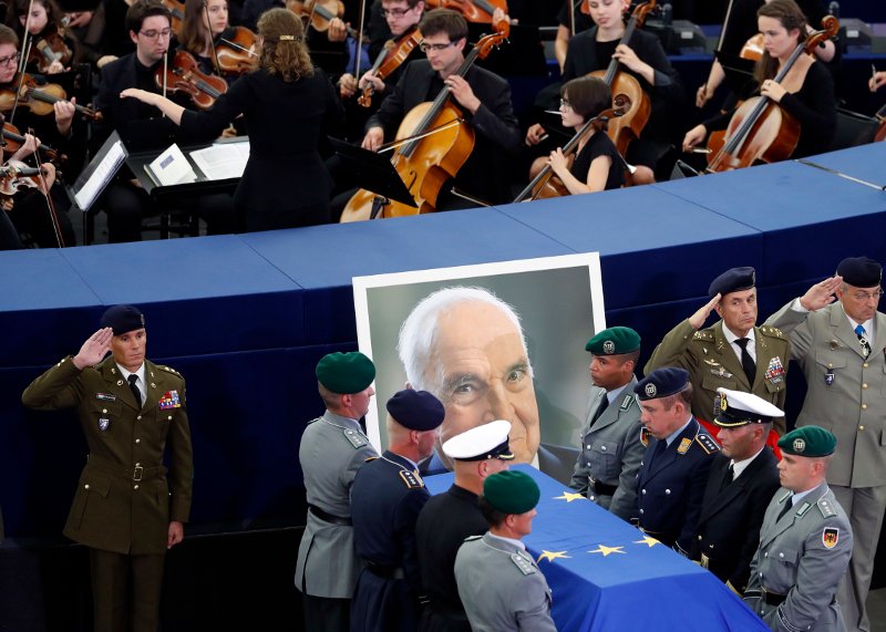 Η Ευρώπη αποχαιρετά τον Χέλμουτ Κολ, έναν «αληθινό Ευρωπαίο» [εικόνες & βίντεο]  | iefimerida.gr 0