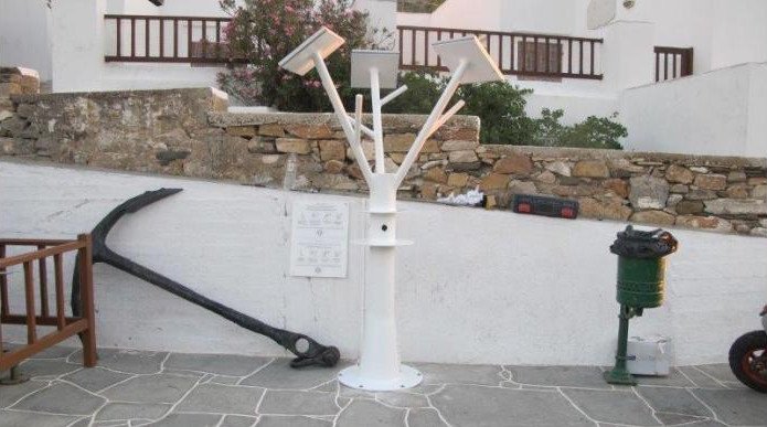 Στη Σίφνο φορτίζουν κινητά και τάμπλετ από ηλιακό δέντρο στο λιμάνι [εικόνες]  | iefimerida.gr 2