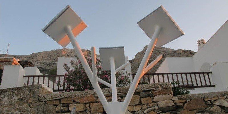 Στη Σίφνο φορτίζουν κινητά και τάμπλετ από ηλιακό δέντρο στο λιμάνι [εικόνες]  | iefimerida.gr 1