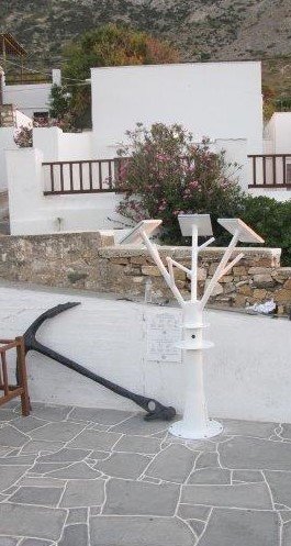 Στη Σίφνο φορτίζουν κινητά και τάμπλετ από ηλιακό δέντρο στο λιμάνι [εικόνες]  | iefimerida.gr 0