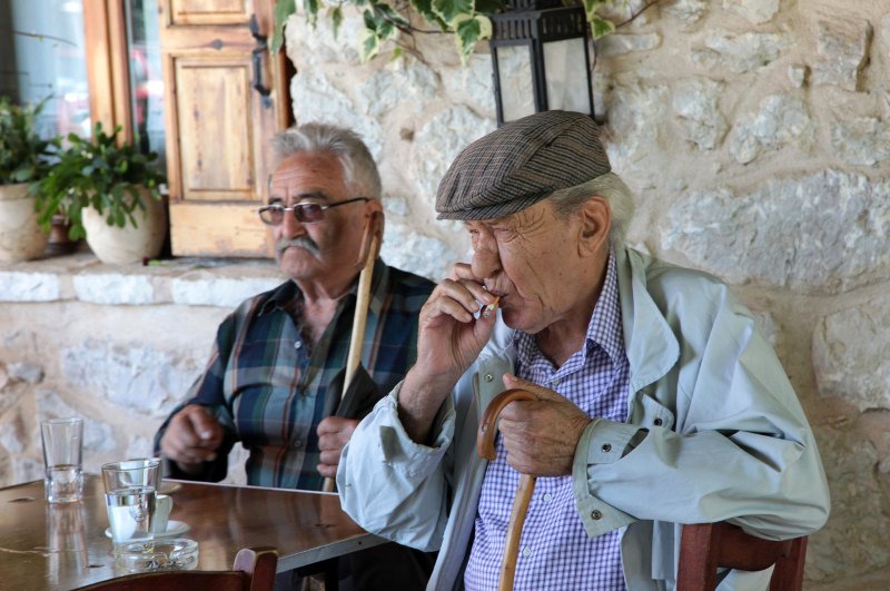 WSJ: Γιατί δεν εφαρμόζεται ο αντικαπνιστικός νόμος; Γιατί είναι Ελληνες | iefimerida.gr 1