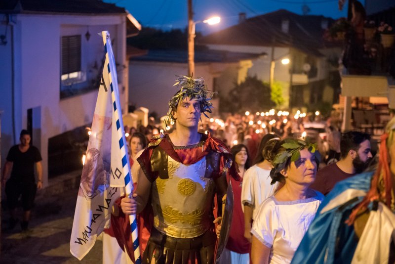 Απίστευτες εικόνες από τη σύναξη των δωδεκαθεϊστών στους πρόποδες του Ολύμπου -Χλαμύδες με σπορτέξ, περικεφαλαίες, δάδες [εικόνες] | iefimerida.gr 10