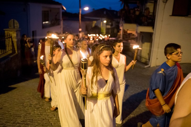 Απίστευτες εικόνες από τη σύναξη των δωδεκαθεϊστών στους πρόποδες του Ολύμπου -Χλαμύδες με σπορτέξ, περικεφαλαίες, δάδες [εικόνες] | iefimerida.gr 11