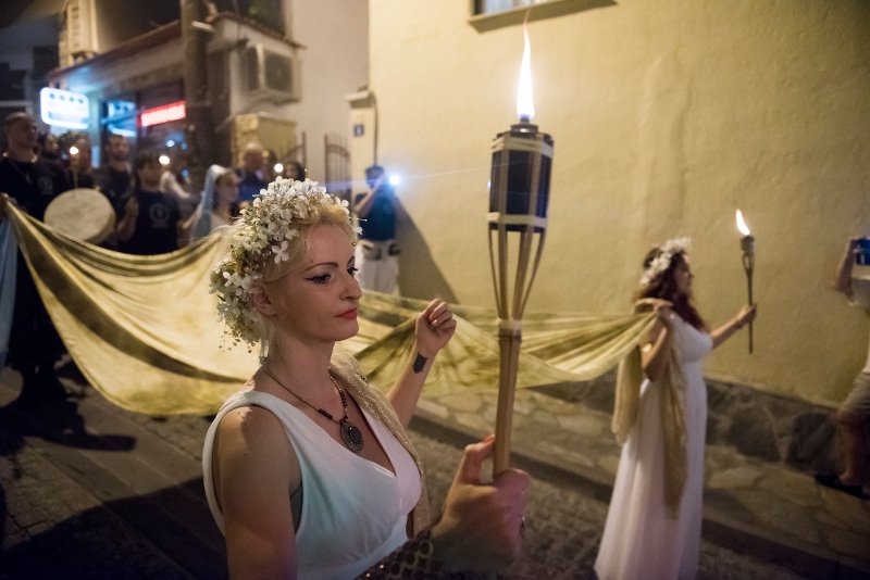 Απίστευτες εικόνες από τη σύναξη των δωδεκαθεϊστών στους πρόποδες του Ολύμπου -Χλαμύδες με σπορτέξ, περικεφαλαίες, δάδες [εικόνες] | iefimerida.gr 12