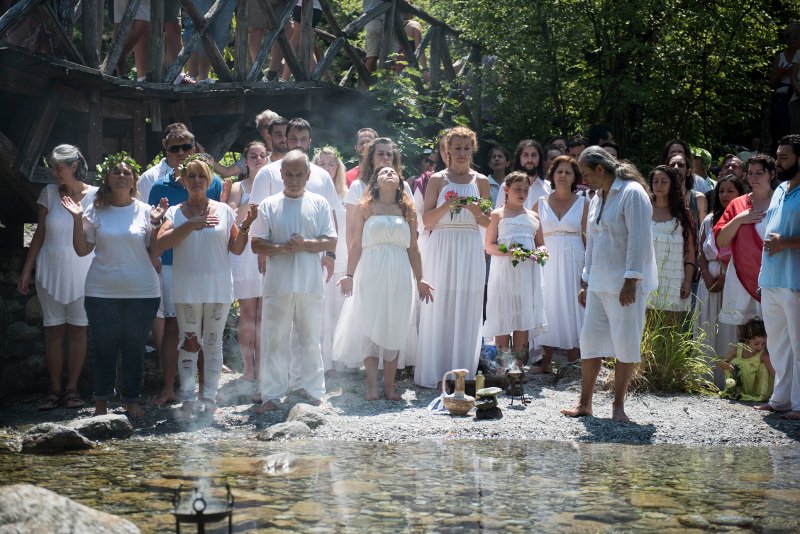 Απίστευτες εικόνες από τη σύναξη των δωδεκαθεϊστών στους πρόποδες του Ολύμπου -Χλαμύδες με σπορτέξ, περικεφαλαίες, δάδες [εικόνες] | iefimerida.gr 6