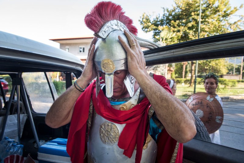 Απίστευτες εικόνες από τη σύναξη των δωδεκαθεϊστών στους πρόποδες του Ολύμπου -Χλαμύδες με σπορτέξ, περικεφαλαίες, δάδες [εικόνες] | iefimerida.gr 1