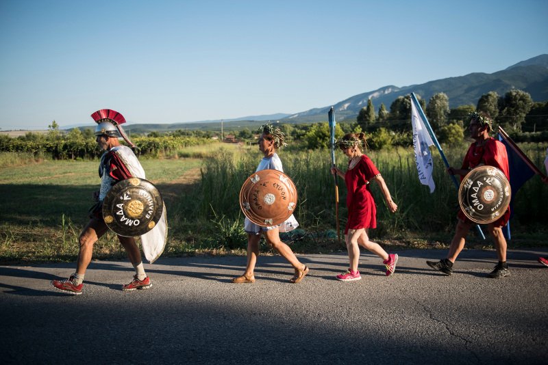Απίστευτες εικόνες από τη σύναξη των δωδεκαθεϊστών στους πρόποδες του Ολύμπου -Χλαμύδες με σπορτέξ, περικεφαλαίες, δάδες [εικόνες] | iefimerida.gr 3