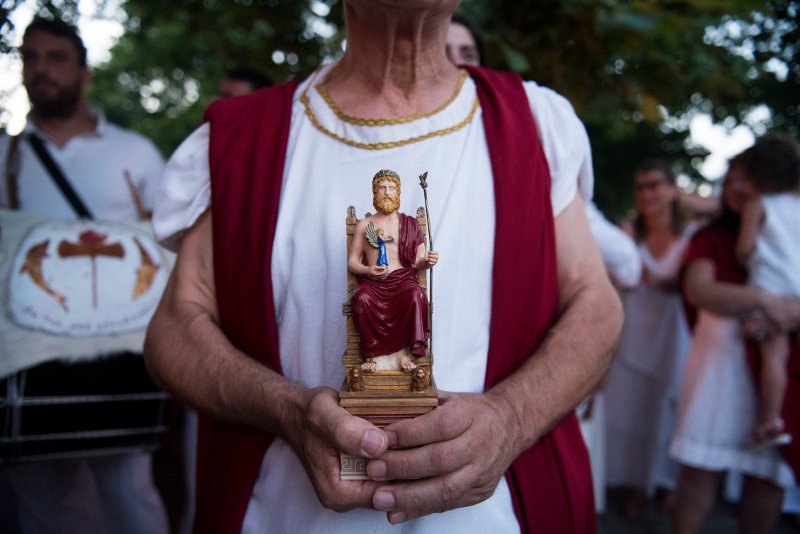 Απίστευτες εικόνες από τη σύναξη των δωδεκαθεϊστών στους πρόποδες του Ολύμπου -Χλαμύδες με σπορτέξ, περικεφαλαίες, δάδες [εικόνες] | iefimerida.gr 8