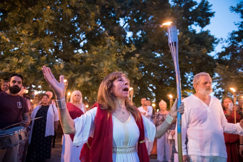 Απίστευτες εικόνες από τη σύναξη των δωδεκαθεϊστών στους πρόποδες του Ολύμπου -Χλαμύδες με σπορτέξ, περικεφαλαίες, δάδες [εικόνες] | iefimerida.gr 9
