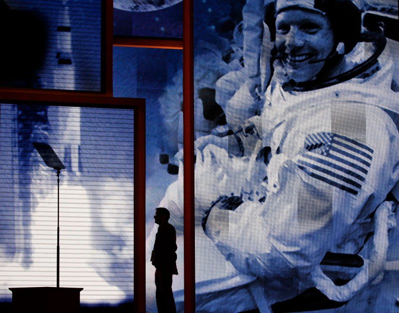 Σε πλειστηριασμό ο σάκος στον οποίο μετέφερε ο Νιλ Αρμστρονγκ σκόνη από τη σελήνη [εικόνες & βίντεο] | iefimerida.gr 0