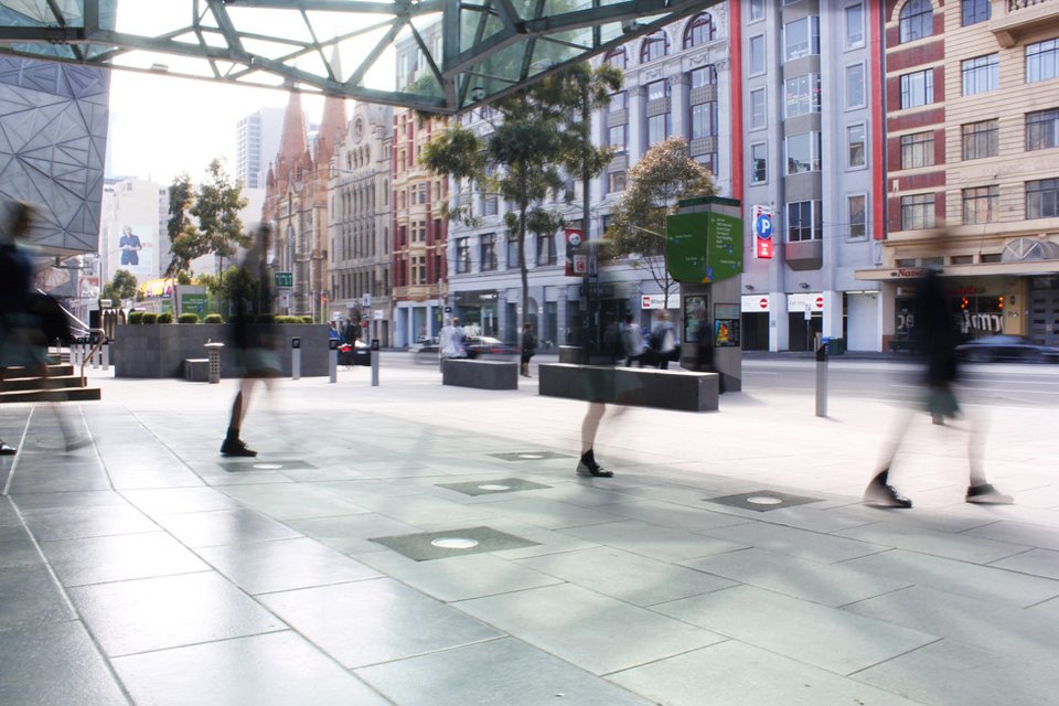 Στο Λονδίνο είναι πολύ μπροστά -Περπατάνε και παράγουν ηλεκτρική ενέργεια [εικόνες & βίντεο] | iefimerida.gr 1