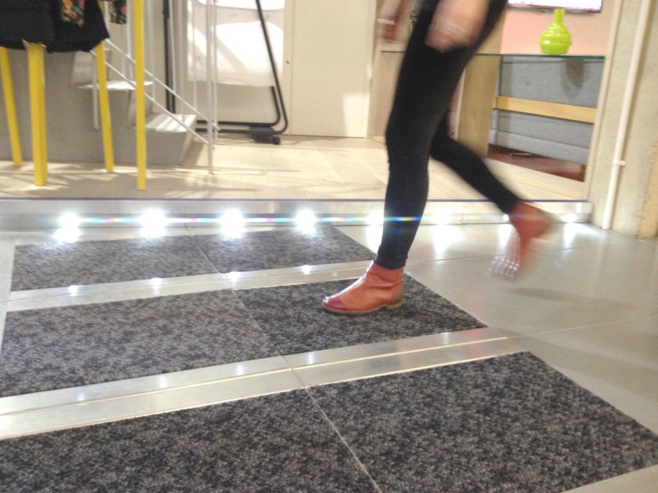 Στο Λονδίνο είναι πολύ μπροστά -Περπατάνε και παράγουν ηλεκτρική ενέργεια [εικόνες & βίντεο] | iefimerida.gr 2