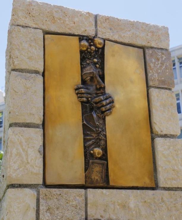 «Σπρώχτε ρε, όλοι να διοριστούμε!» -Το Twitter γελάει με το Μνημείο της ΕΡΤ [εικόνες] | iefimerida.gr 19